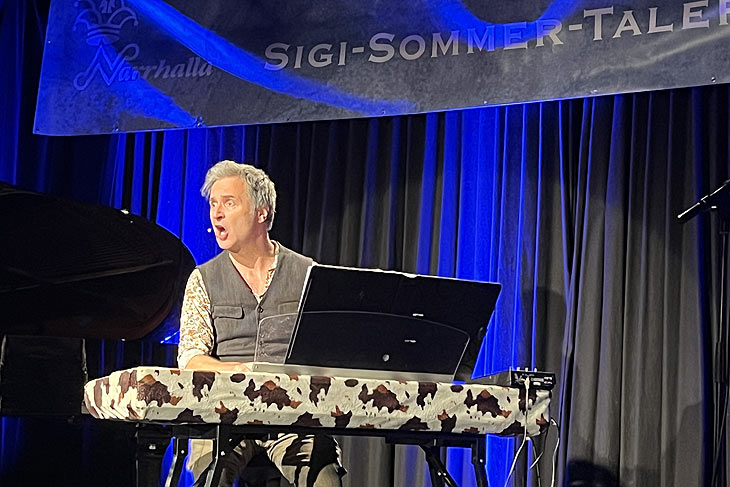 Showeinlage am Kuhklavier: Chris Boettcher ist Preisträgerin 2023 - überreicht wurde der Sigi Sommer Taler am 20.11.2022 (©Foto: Martin Schmitz)